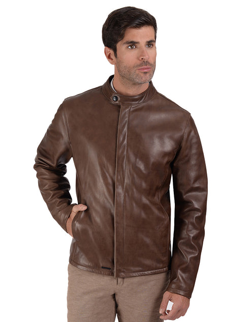 Chamarra de piel con cuello tipo mao marca PERRY ELLIS para Caballero.